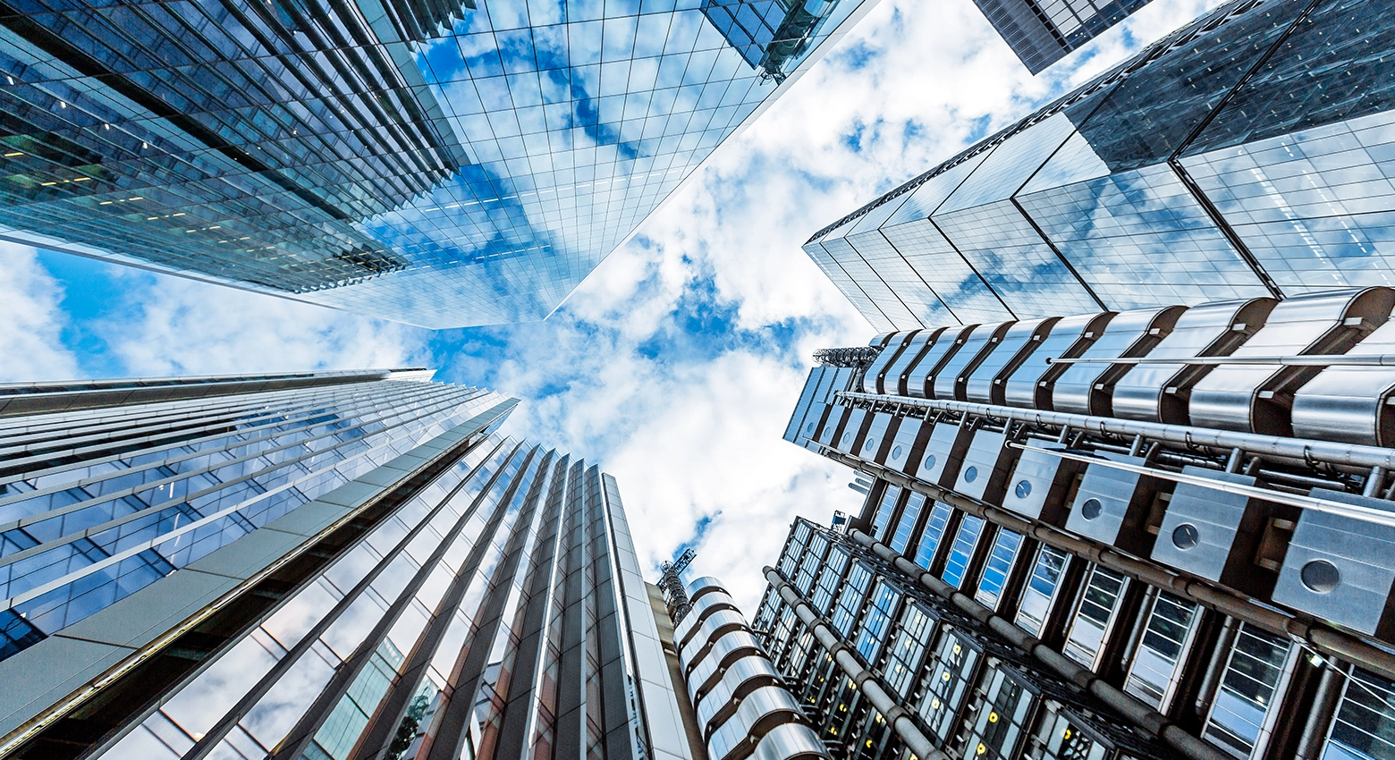 Wolken und Wolkenkratzer