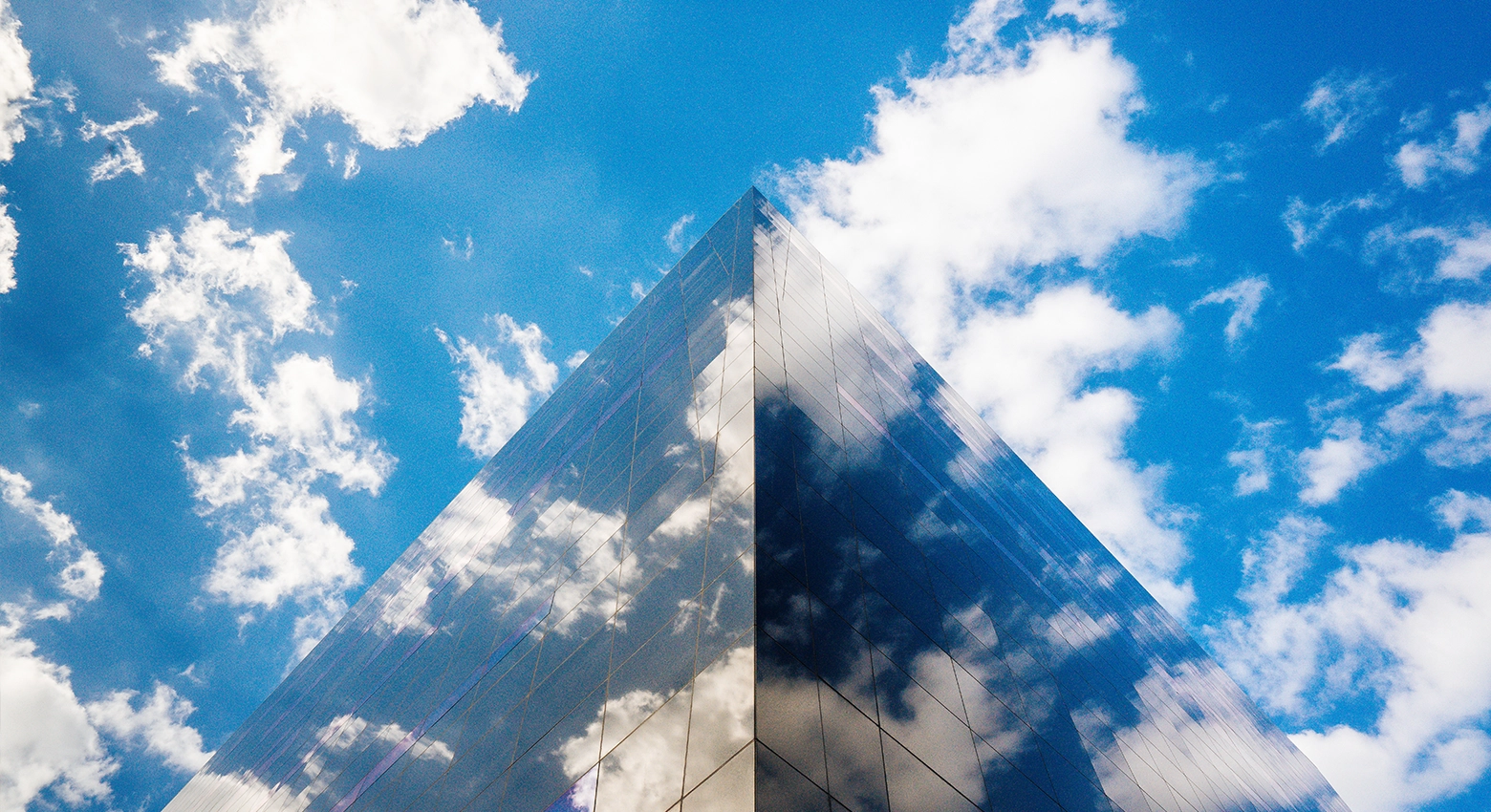 Spitze des Wolkenkratzers in den Wolken