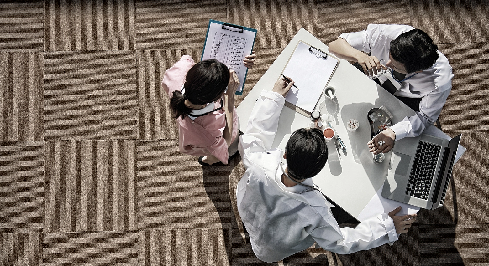 Ärzte sitzen zusammen und sprechen