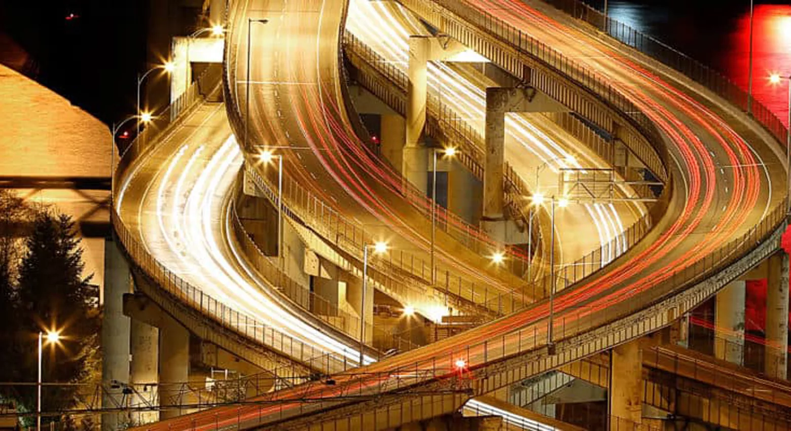 Autobahn mit Beleuchtung 