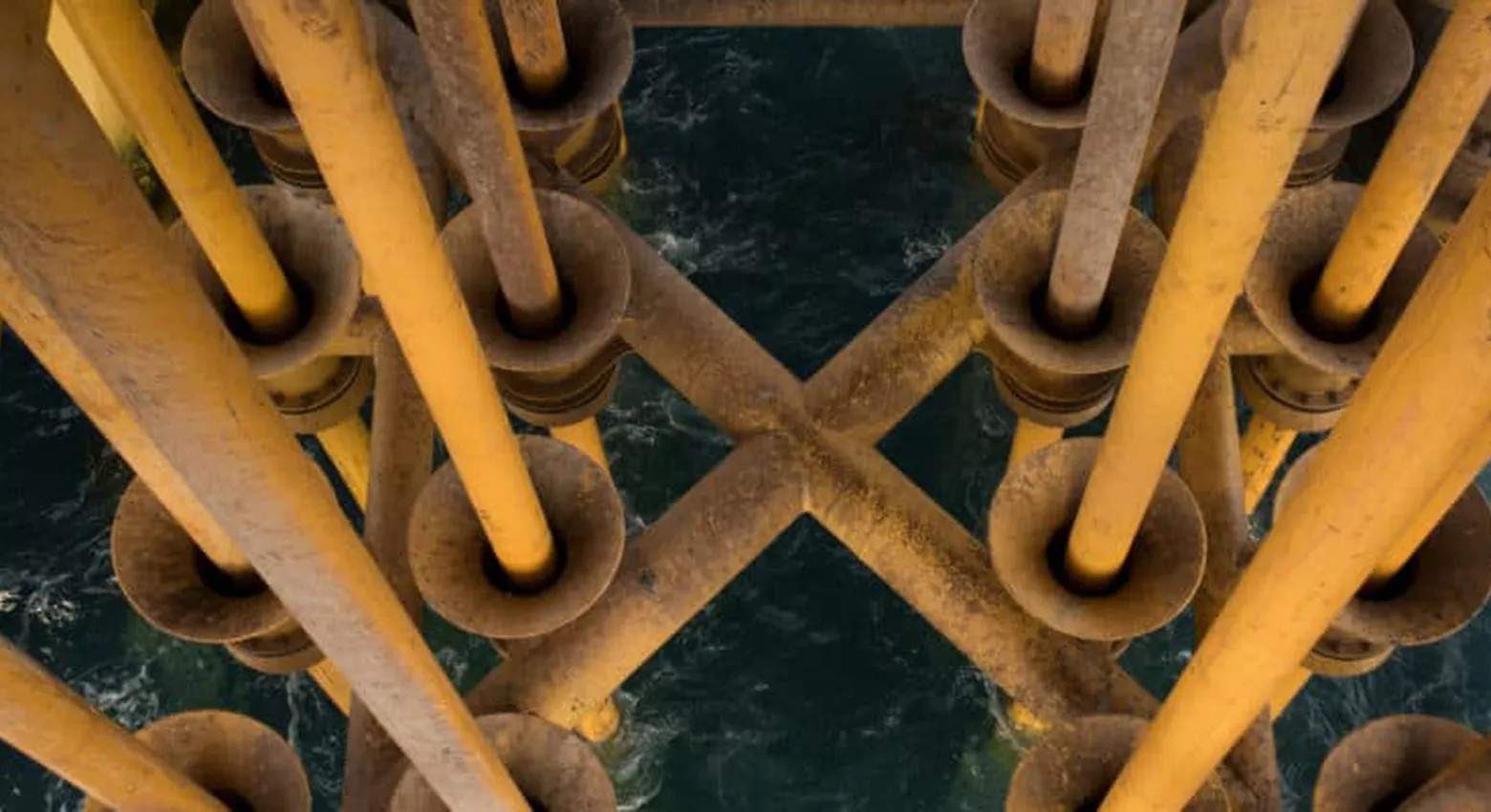 Wellenbrecher im Ozean 