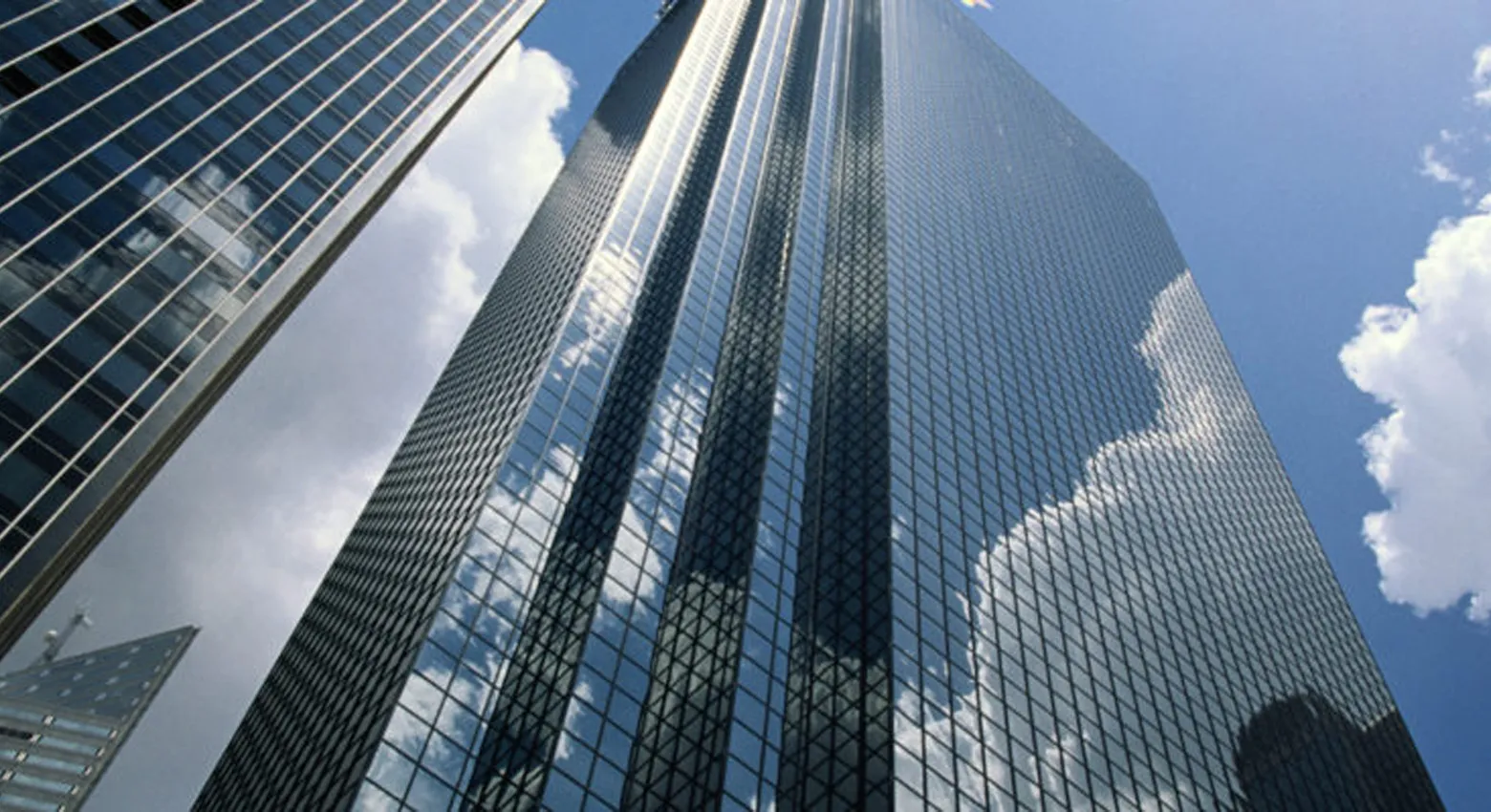 Wolkenkratzerfenster und Himmel mit Wolken 