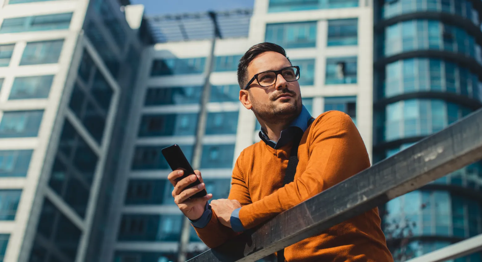Männer mit Mobilgeräten