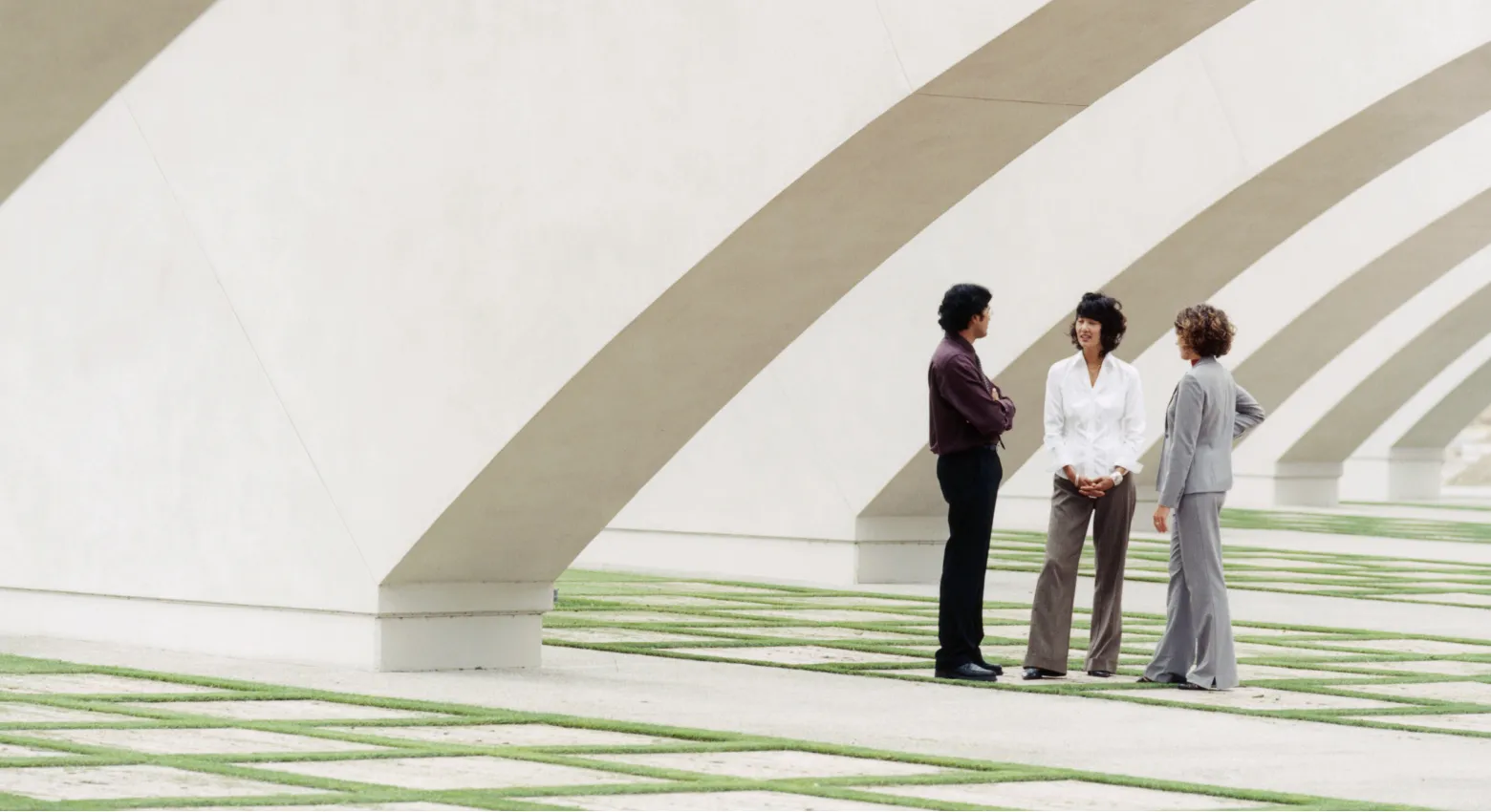 Menschen stehen unter einer modernen Architektur 