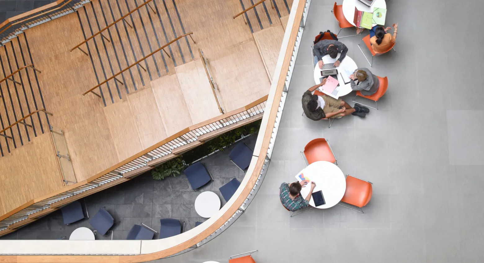 Studierende bei der Arbeit in einem modernen College-Innenraum 