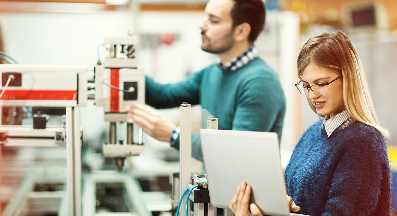 Zwei Personen arbeiten zusammen