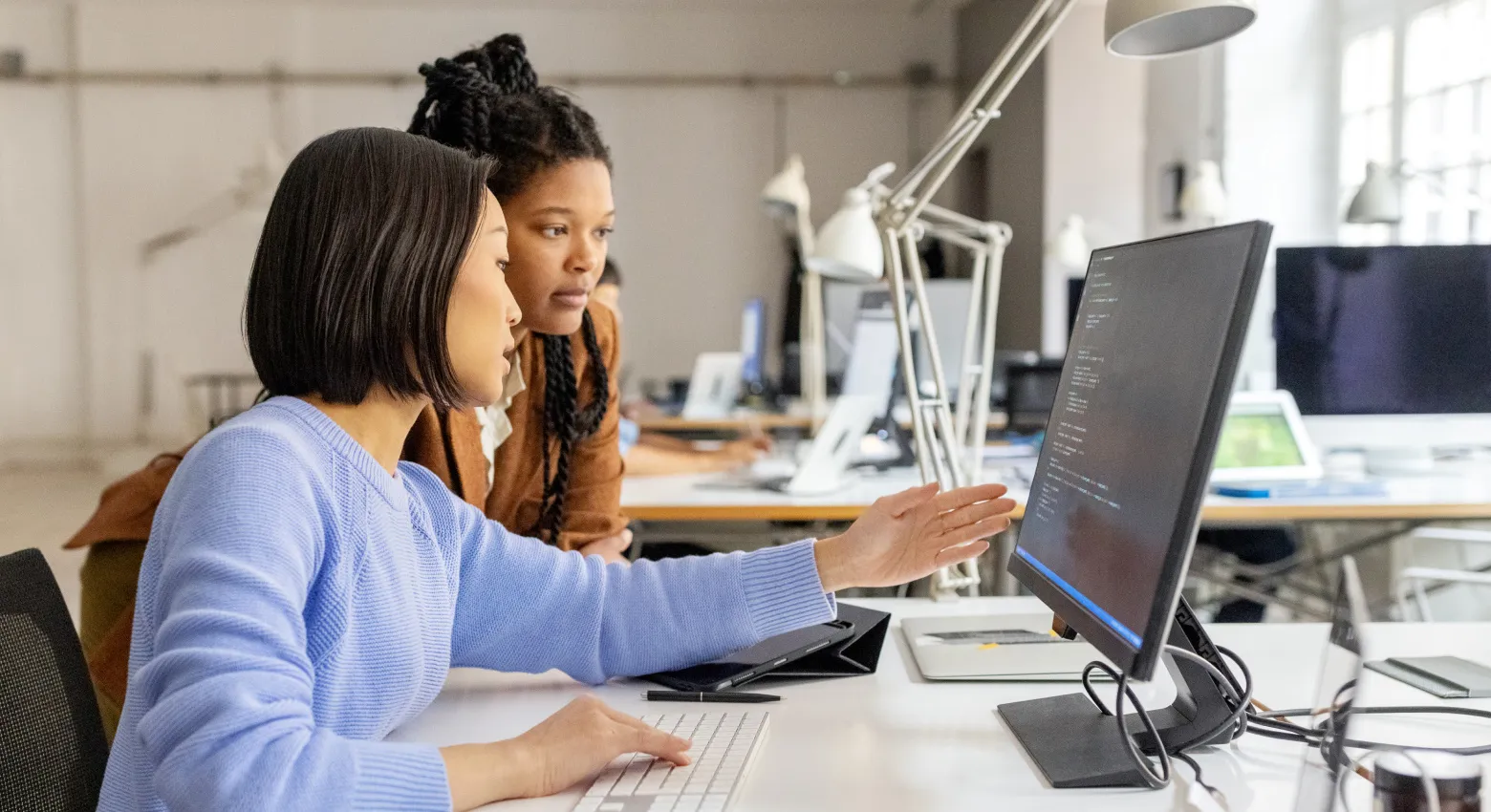 Zwei Frauen mit Desktop-Computer