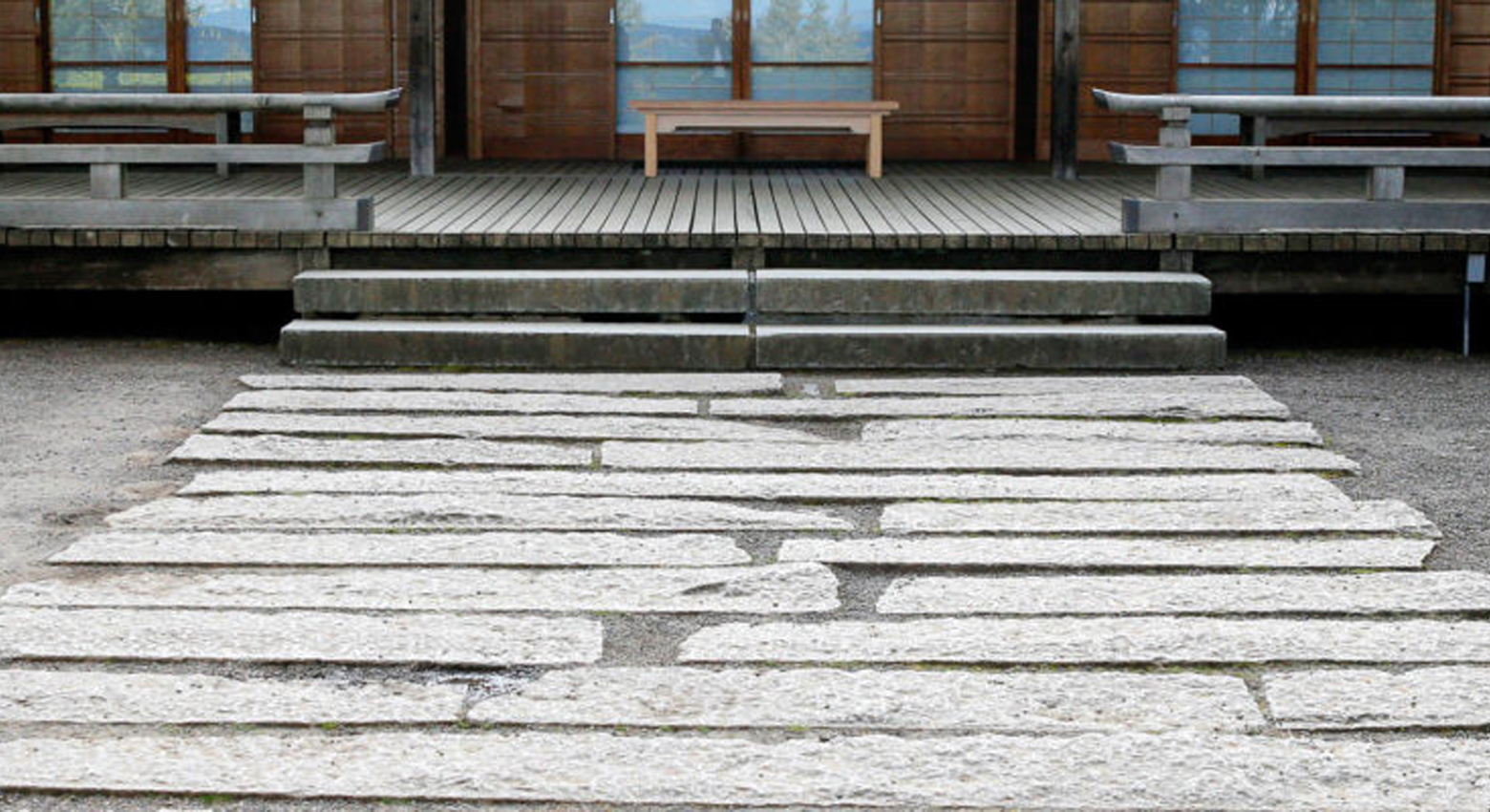 Steinweg führt zu Gebäude und Bank 