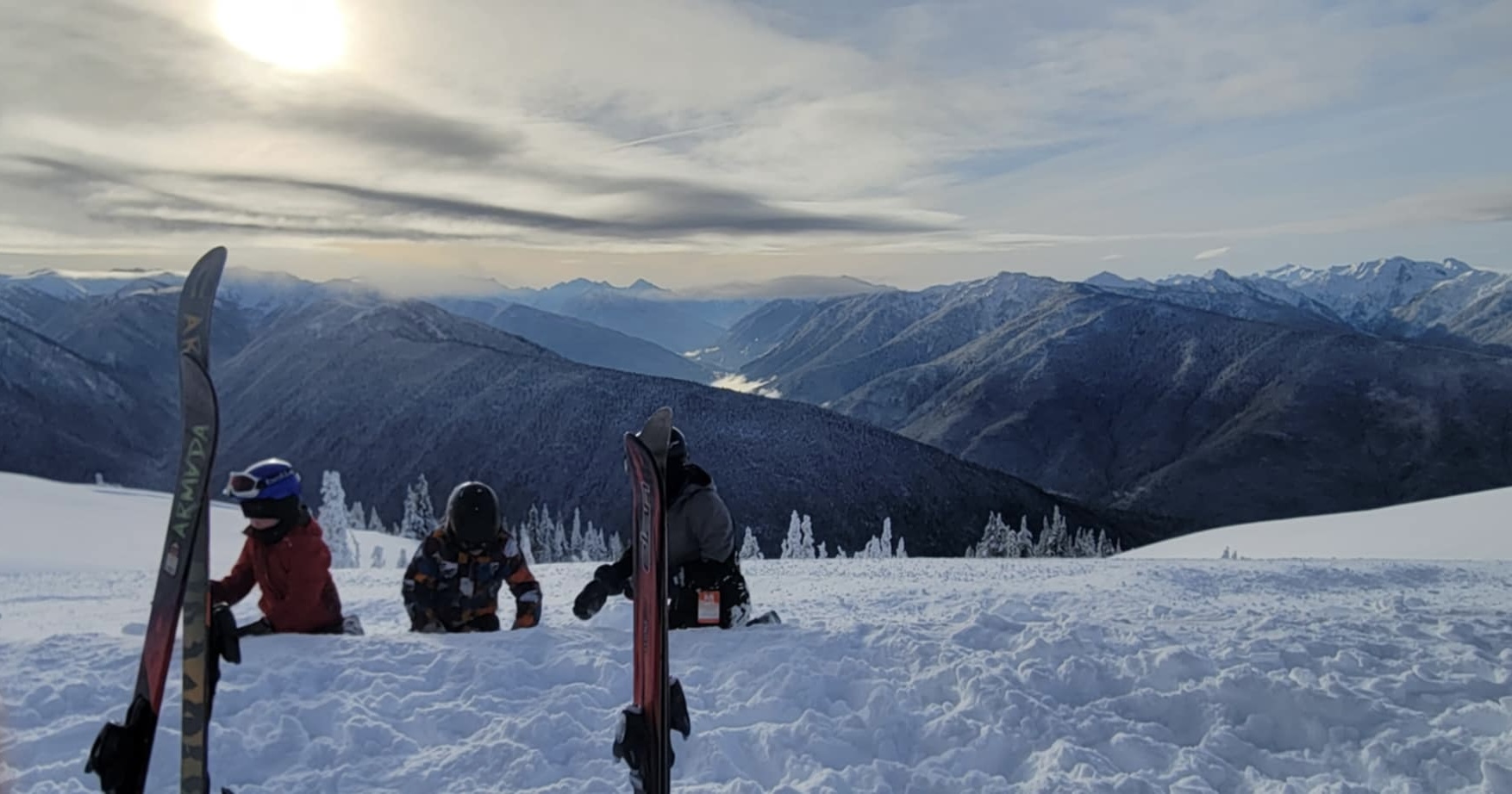 Menschen beim Skifahren bei Sonnenuntergang