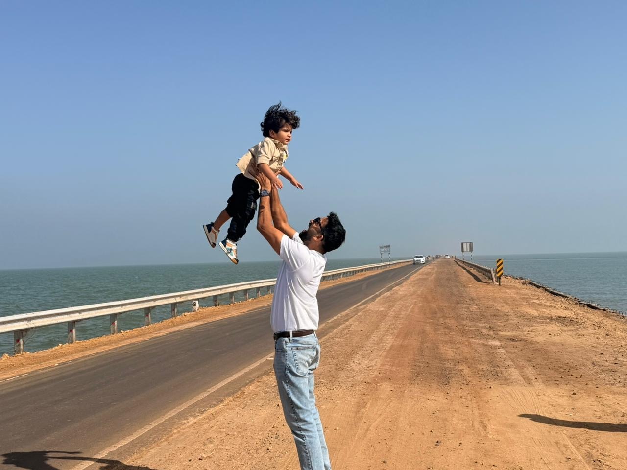 Vater holt seinen Sohn ab