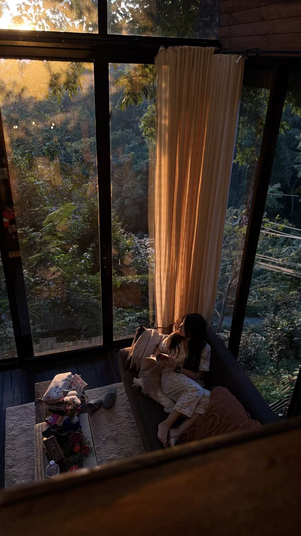 Familie zu Hause bei Sonnenuntergang