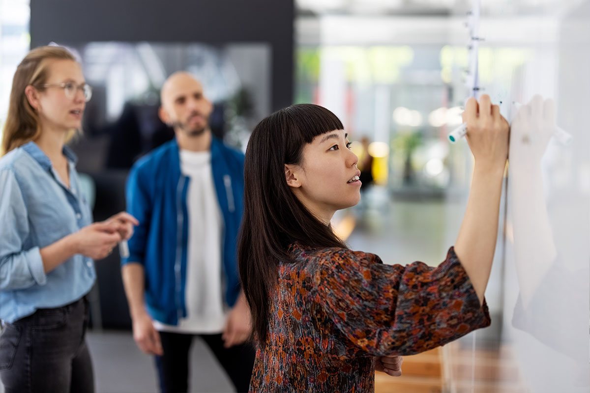 Schulung einer Gruppe von Mitarbeitenden in einer Werkstatt. 