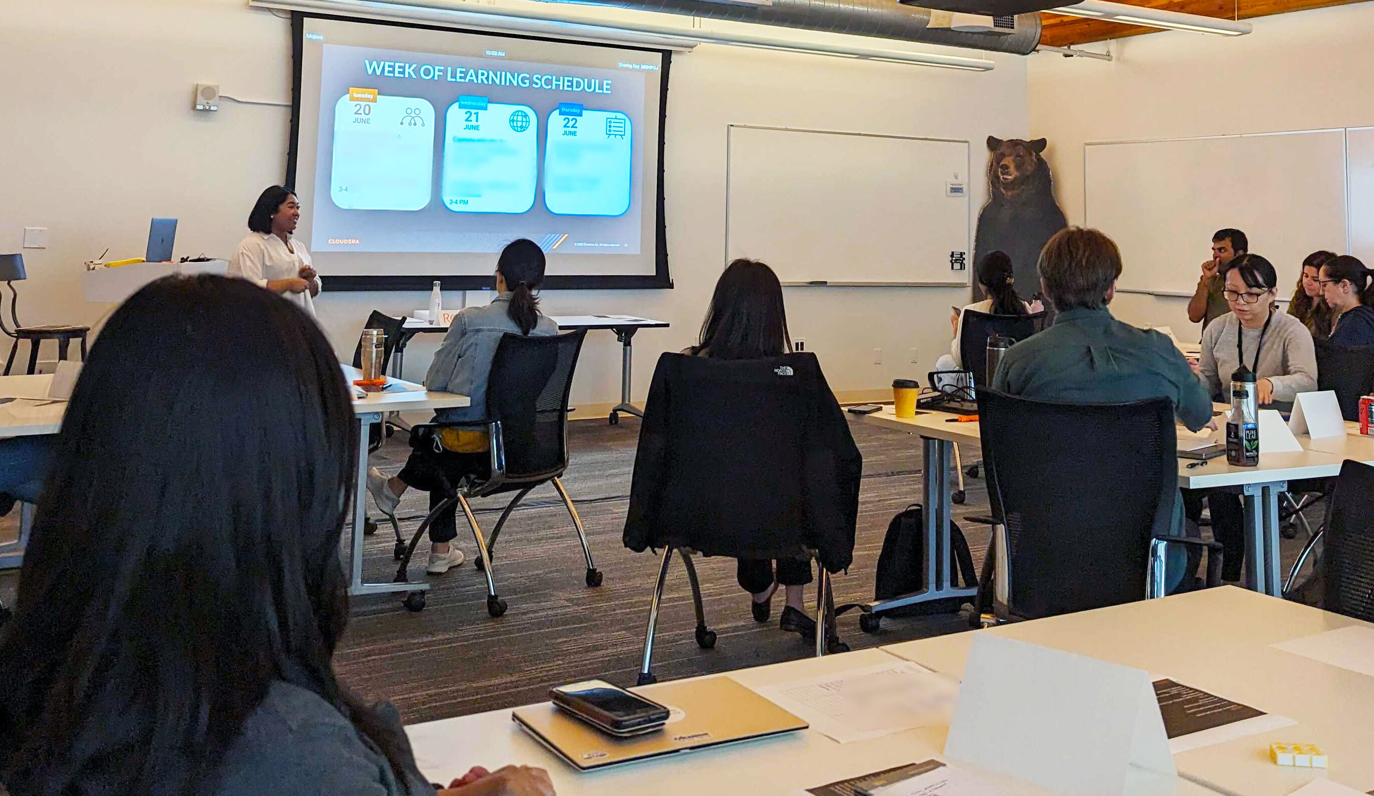 Cloudera-Mitarbeitende bei einer Schulung