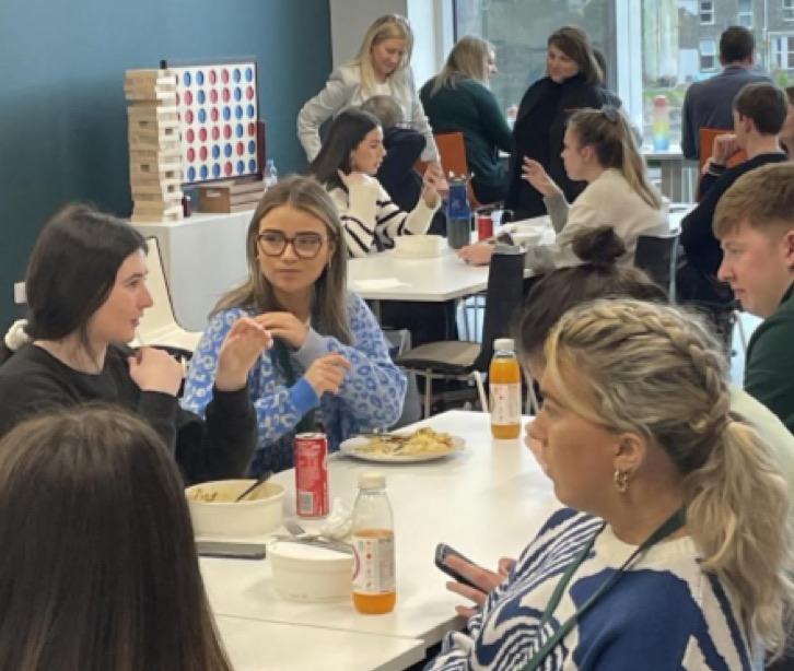 Mitarbeitende beim gemeinsamen Mittagessen