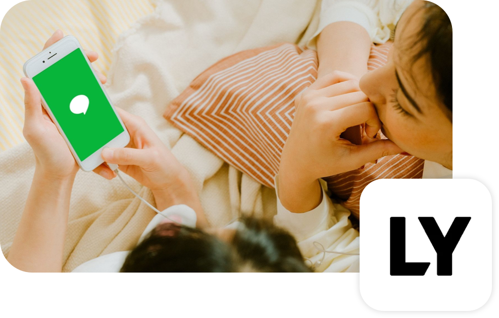 Personen, die sich eine LY-App auf einem Mobiltelefon ansehen